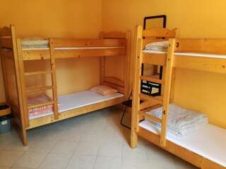 Хостелы Hostel One Momotown Краков Номер с двухъярусными кроватями на 6 человек с общей ванной комнатой-1