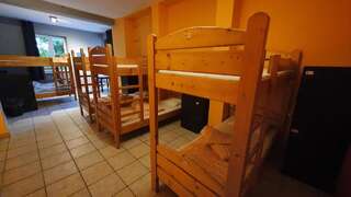 Хостелы Hostel One Momotown Краков Кровать в общем номере для мужчин и женщин с 10 кроватями-2